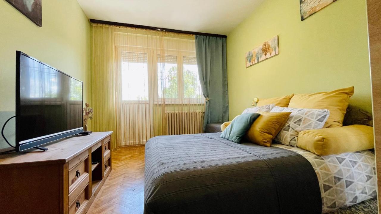 Apartman Jelena II Apartamento Sremska Mitrovica Exterior foto